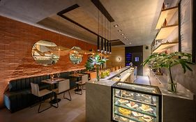 Cbmona Suites